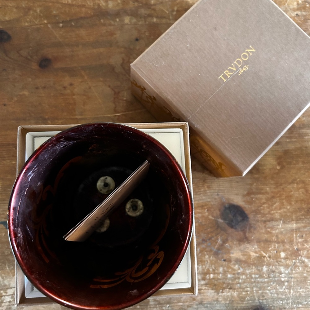 Trudon Empty LARGE intermezzo Bayonne candle vessel. Gold and red foil design. - Picture 8 of 11